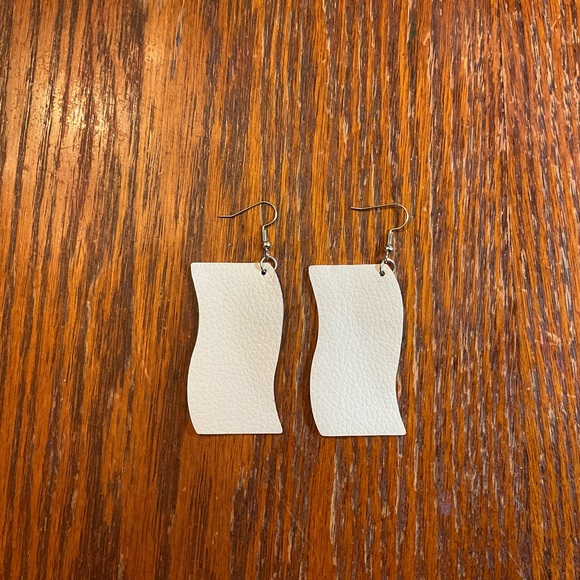 🇺🇸American Waving Flag Silver Hook PU Leather Hanging Earrings! - Picture 4 of 6